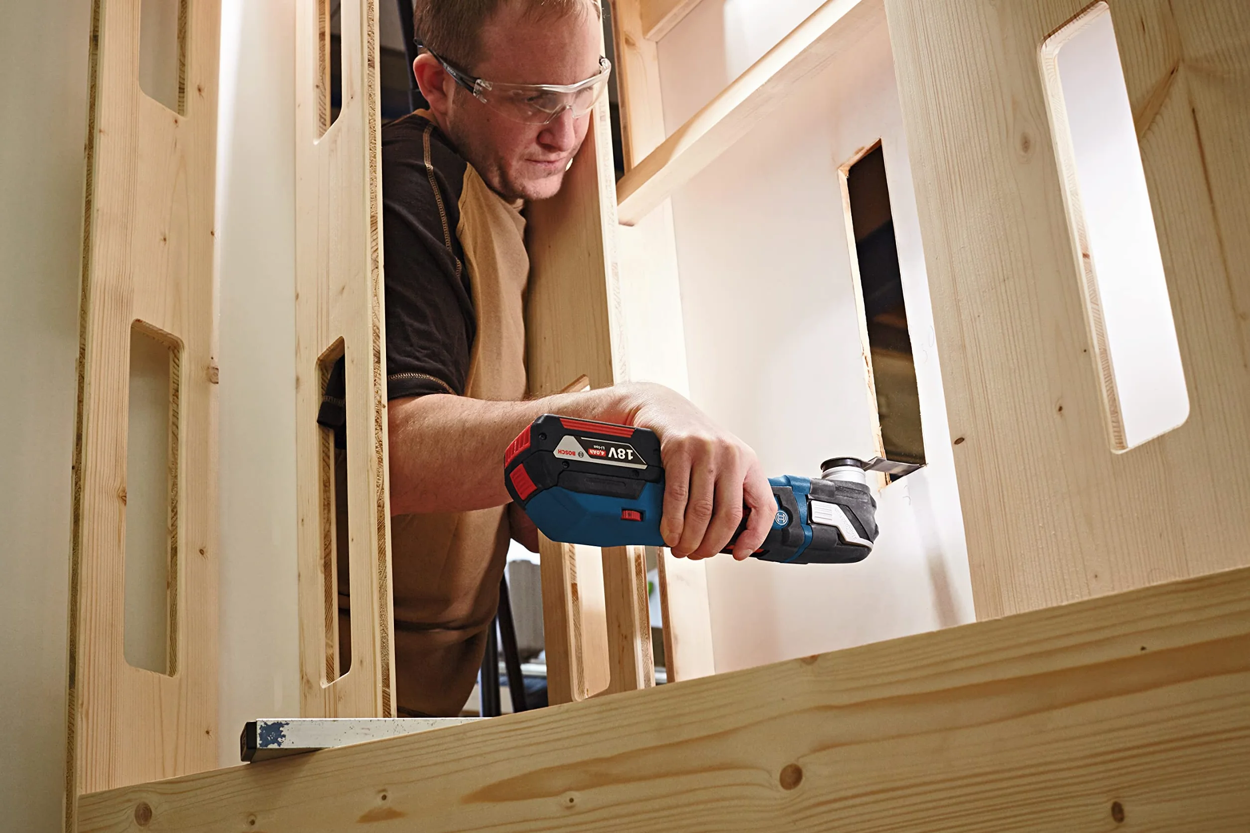 Bosch Professional system 12V: akumulatorowe narzędzie wielofunkcyjne GOP 12V-28 (2 akumulatory GBA 12V 3.0Ah, szybka ładowarka GAL 1230 CV, walizka L-BOXX, 6 brzeszczotów)